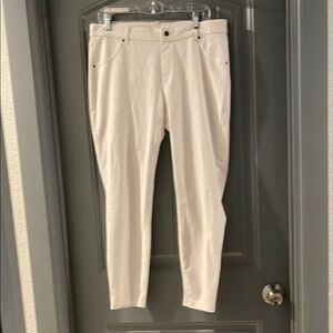 HUE White Skinny Jeans with Sleek Design